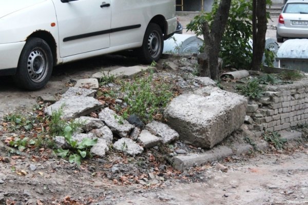 Мешканці багатоповерхівок у центрі Луцька скаржаться на розруху в дворі. ФОТО