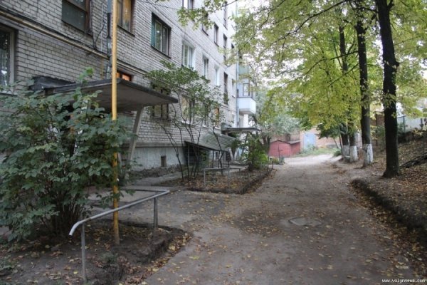 Мешканці багатоповерхівок у центрі Луцька скаржаться на розруху в дворі. ФОТО