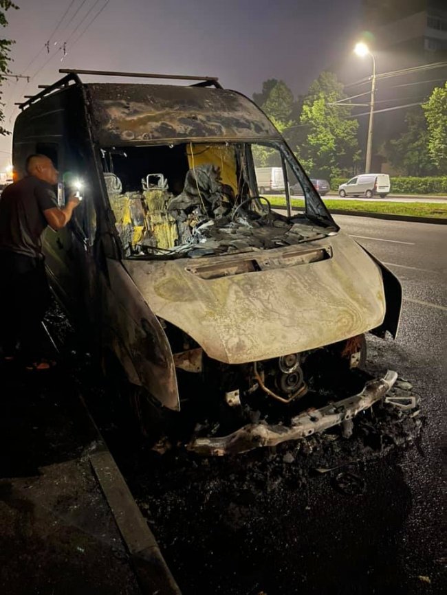 На Соборності у Луцьку горів автомобіль. ОНОВЛЕНО
