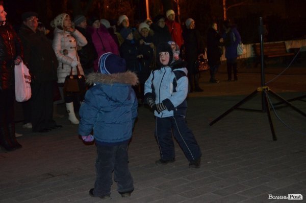 Щедрування на Євромайдані в Луцьку: фаєр-шоу, політичний вертеп і танці. ФОТО