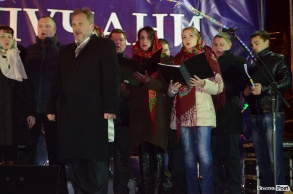 Щедрування на Євромайдані в Луцьку: фаєр-шоу, політичний вертеп і танці. ФОТО