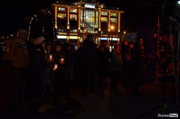 Щедрування на Євромайдані в Луцьку: фаєр-шоу, політичний вертеп і танці. ФОТО