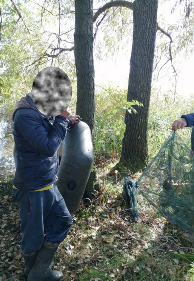 На Волині «на гарячому» спіймали чоловіка, який ловив раків з човна 