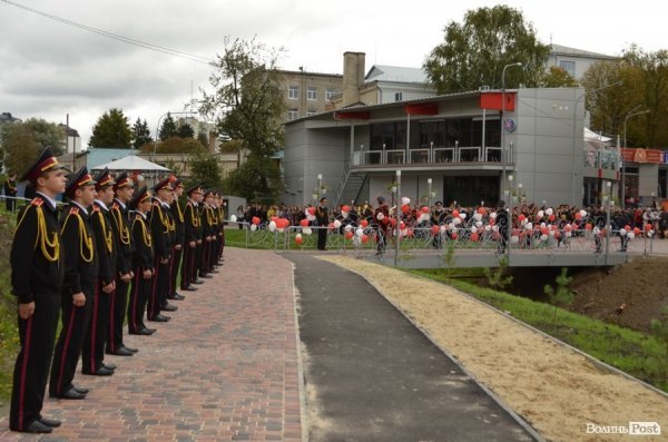 У Луцьку поряд з «Сіті-парком» відкрили Міст закоханих. ФОТО