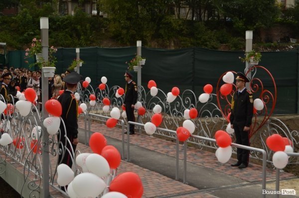 У Луцьку поряд з «Сіті-парком» відкрили Міст закоханих. ФОТО