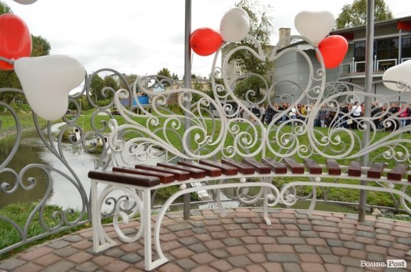 У Луцьку поряд з «Сіті-парком» відкрили Міст закоханих. ФОТО