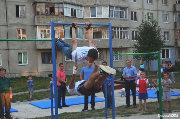 Акробати та гімнасти відкрили спортивний майданчик у Луцьку. ФОТО