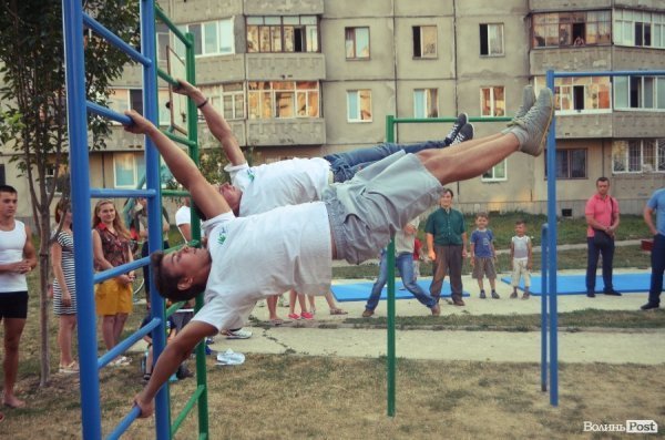 Акробати та гімнасти відкрили спортивний майданчик у Луцьку. ФОТО