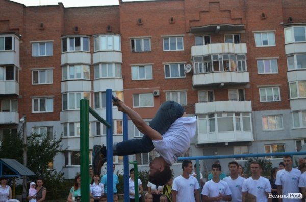 Акробати та гімнасти відкрили спортивний майданчик у Луцьку. ФОТО