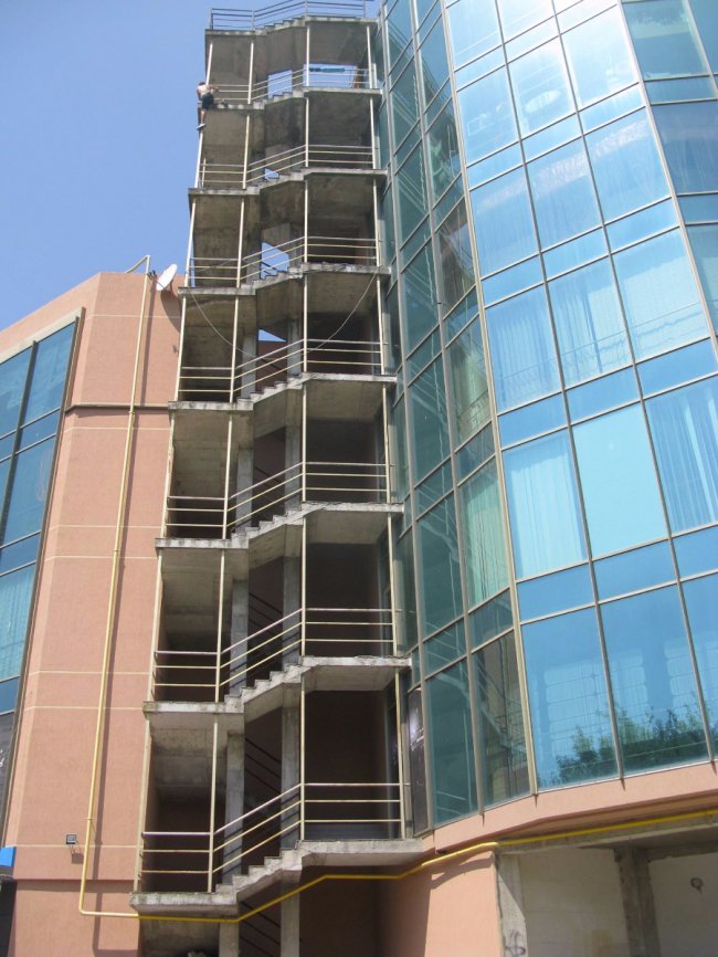 Луцький екстремал показав, як тренується на висотці в центрі Луцька