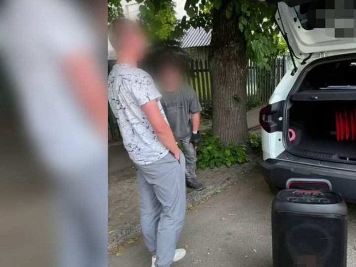 У центрі Луцька молодики слухали гучно музику мовою агресора