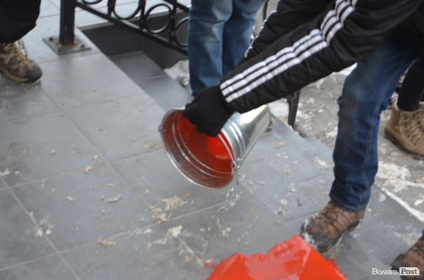 «Кров», міліція і сутичики: у Луцьку відвідали заклади регіоналів. ФОТО