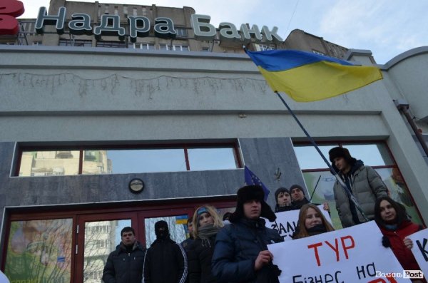 «Кров», міліція і сутичики: у Луцьку відвідали заклади регіоналів. ФОТО