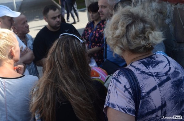 Під Луцькрадою мітингували підприємці проти знесення кіосків. ФОТО