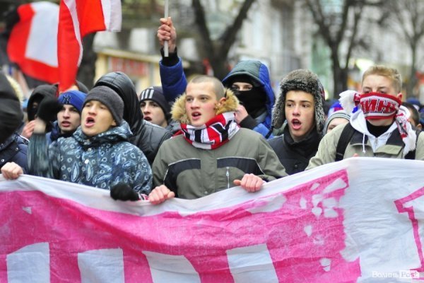 Футбольні фани у Луцьку влаштували марш. ВІДЕО