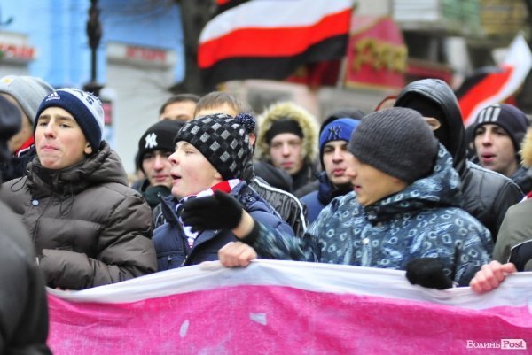 Футбольні фани у Луцьку влаштували марш. ВІДЕО