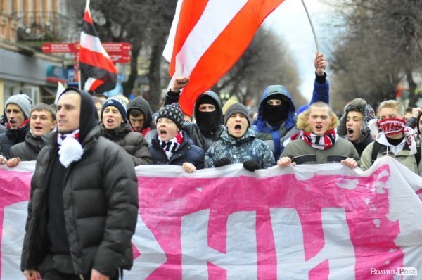 Футбольні фани у Луцьку влаштували марш. ВІДЕО