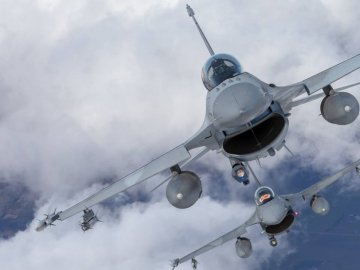 Польща готова передати Україні винищувачі F-16