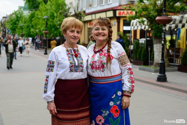 Безліч кольорів, орнаментів і візерунків: лучани у вишиванках – у центрі міста. ФОТОРЕПОРТАЖ 