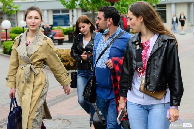 Безліч кольорів, орнаментів і візерунків: лучани у вишиванках – у центрі міста. ФОТОРЕПОРТАЖ 