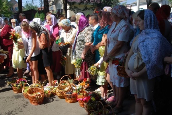 Як святили яблука та мед у луцькому Свято-Покровському храмі. ФОТО