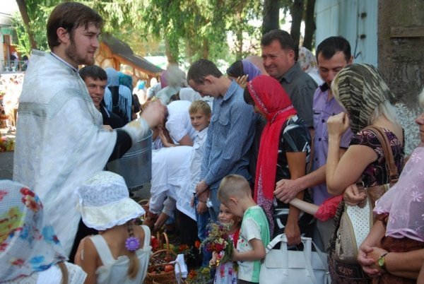 Як святили яблука та мед у луцькому Свято-Покровському храмі. ФОТО