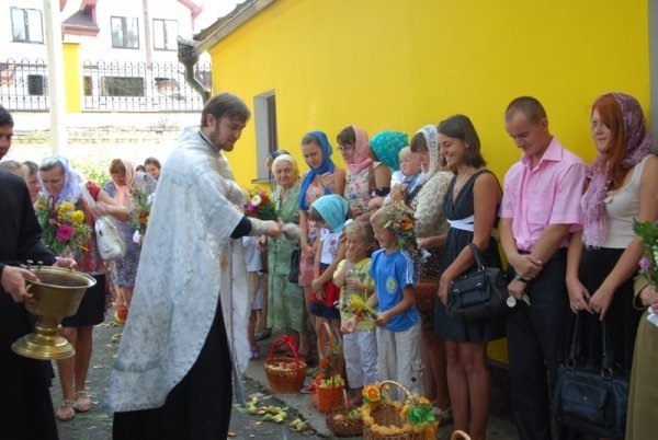Як святили яблука та мед у луцькому Свято-Покровському храмі. ФОТО
