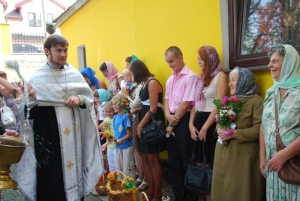 Як святили яблука та мед у луцькому Свято-Покровському храмі. ФОТО
