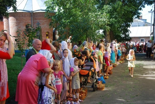 Як святили яблука та мед у луцькому Свято-Покровському храмі. ФОТО