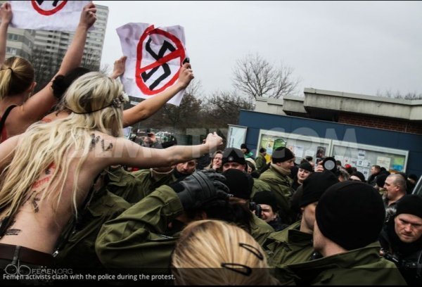 FEMEN влаштували антифашистський мітинг у Берліні. ФОТО