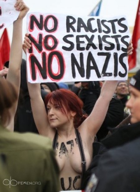 FEMEN влаштували антифашистський мітинг у Берліні. ФОТО