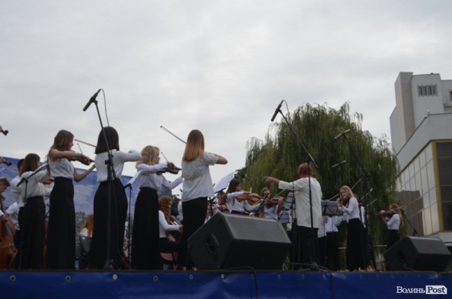 «Симфонія мого міста»: у центрі Луцька грали камерну музику. ФОТО