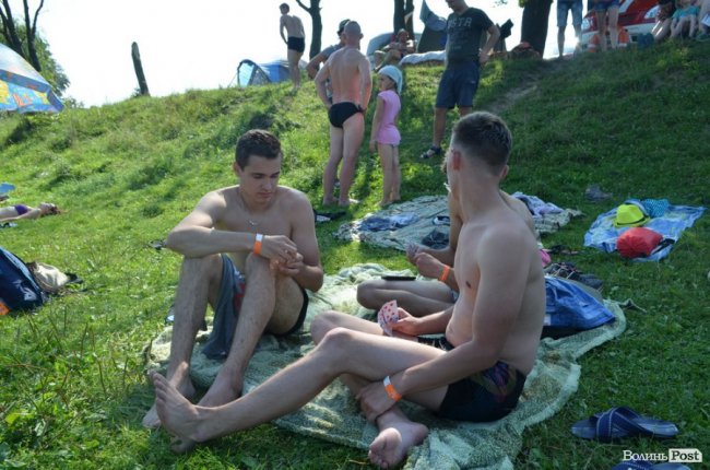 Спека в наметах і аншлаг у зоні купання: як фестивалить «Бандерштат». ФОТО