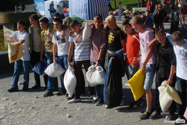 Як билися подушками в Луцьку. ФОТО