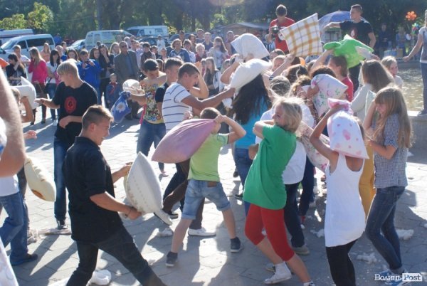 Як билися подушками в Луцьку. ФОТО