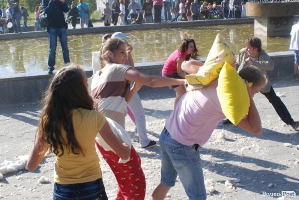Як билися подушками в Луцьку. ФОТО