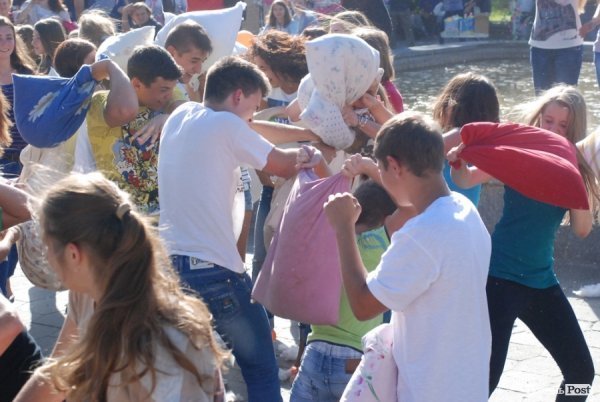 Як билися подушками в Луцьку. ФОТО