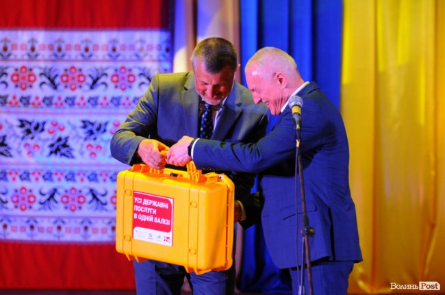Волинська громада отримала «супер-валізу» для  ЦНАПу