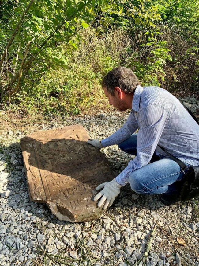 У Володимирі-Волинському виявили юдейський надгробний камінь. ФОТО