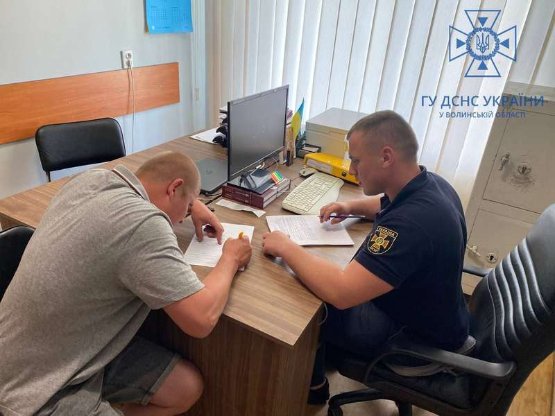 Під Луцьком чоловік розпалив величезне вогнище прямо біля лісу