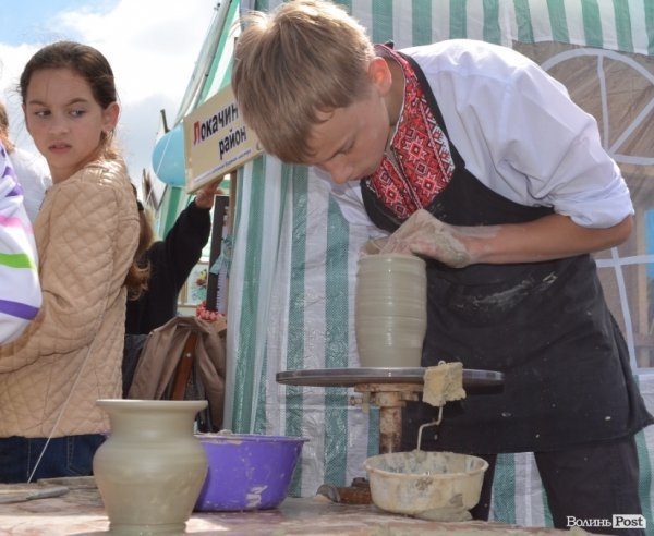 У центрі Луцька – виставка талантів зі всієї області. ФОТО 
