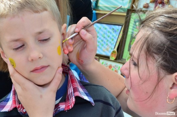 У центрі Луцька – виставка талантів зі всієї області. ФОТО 