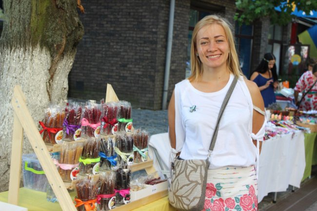 Ляльки, глечики, намиста: у центрі Луцька – колоритний ярмарок. ФОТО