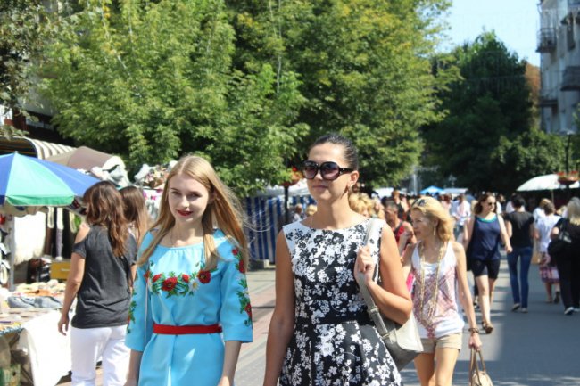Ляльки, глечики, намиста: у центрі Луцька – колоритний ярмарок. ФОТО
