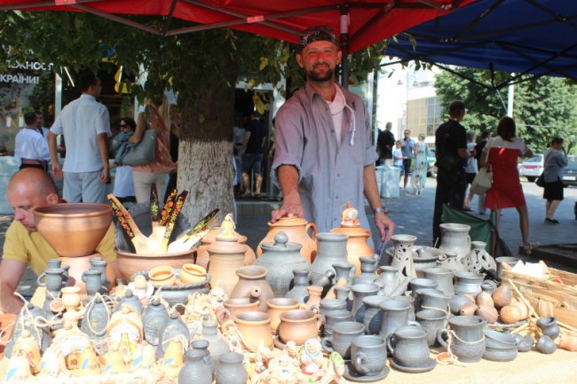 Ляльки, глечики, намиста: у центрі Луцька – колоритний ярмарок. ФОТО