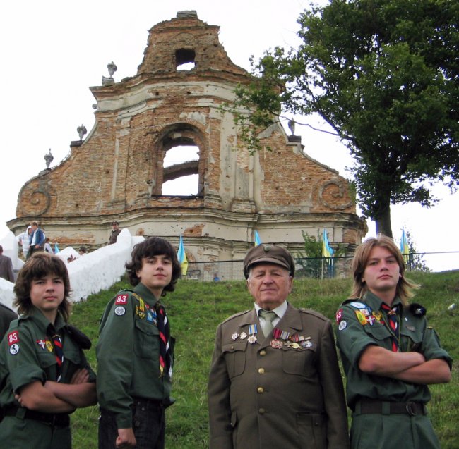 Петро Мартинюк з пластунами, Новий Загорів, 2009 рік