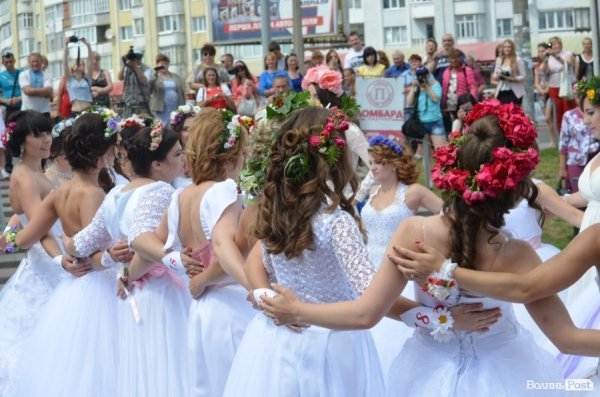 У Луцьку наречені вийшли на парад. ФОТО