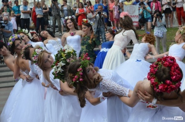У Луцьку наречені вийшли на парад. ФОТО