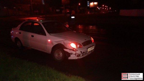 Нічна аварія у Луцьку - на перехресті зіткнулись дві автівки. ФОТО