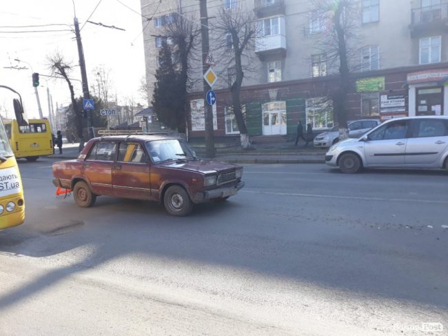 У Луцьку на Ковельській ВАЗ «поцілував» буса. ФОТО